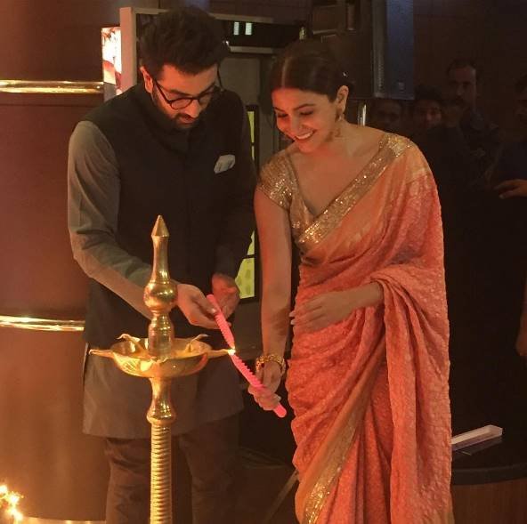 दिवाली पर अपनी फिल्म के जरिए बॉक्स ऑपिस पर दस्तक देने वाले रणबीर और अनुष्का इस अंदाज में नजर आए।