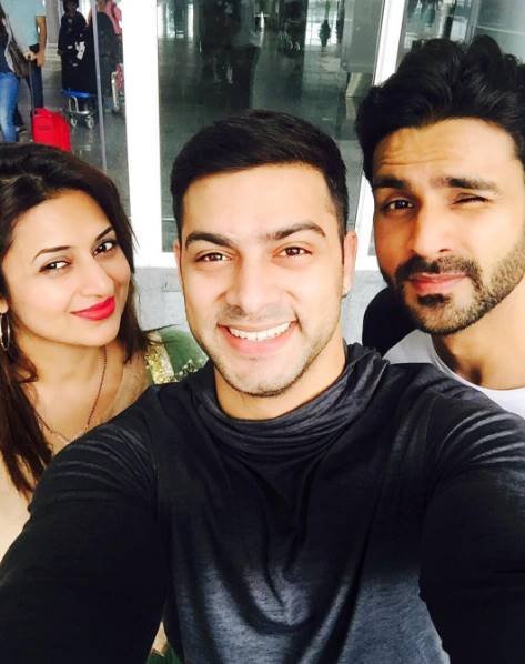 मुंबई एयर्पोर्ट पर दिव्यांका और विवेक की मुलाकात इन एक्टर से हुई थी। उन्होंने बताया कि चंडीगढ़ जाते वक्त अकसर इनसे मुलाकात हो जाती है।