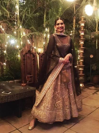 सोनम कपूर इस ट्रेडिश्नल लुक में दिवाली पार्टी में पहुंची थीं। उन्होंने पार्टी का एक वीडियो भी अपने इंस्टाग्राम पर शेयर किया है।