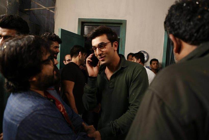 इस पार्टी में रणबीर सभी के साथ खूब मस्ती के मूड में नजर आए।