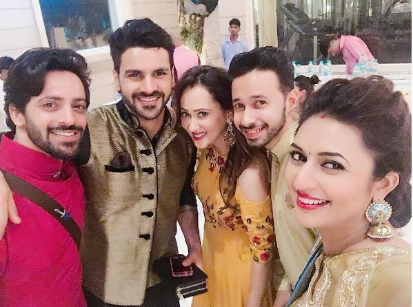 दिव्यांका ने अपने दोस्तों और करीबियों के साथ जमकर मस्ती की।