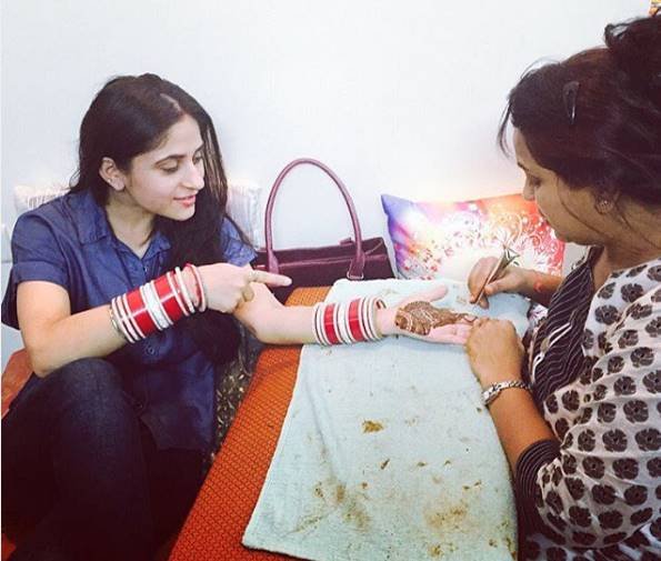 हुनर ने मेहंदी लगाते हुए भी तस्वीर शेयर की थी।