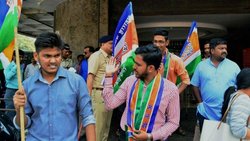 Ae Dil Hai Mushkil के खिलाफ तोड़-फोड़ कर रहे 12 MNS कार्यकर्ता अरैस्ट, फिल्म का शो नहीं चलने की दी थी धमकी