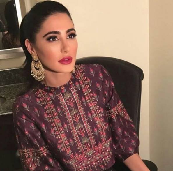 वहां एक दिवाली फेस्टिवल में शामिल होने गईं नरगिस इस लुक में नजर आईं।