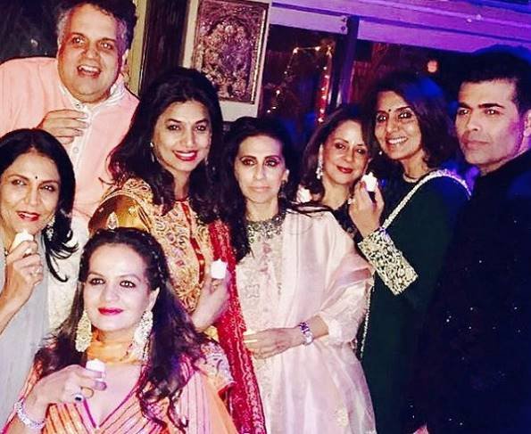 कपूर खानदान ने भी साथ मिलकर इस त्योहार को खास बनाया। रणबीर की मम्मी नीतू सिंह ने यह तस्वीर शेयर की।