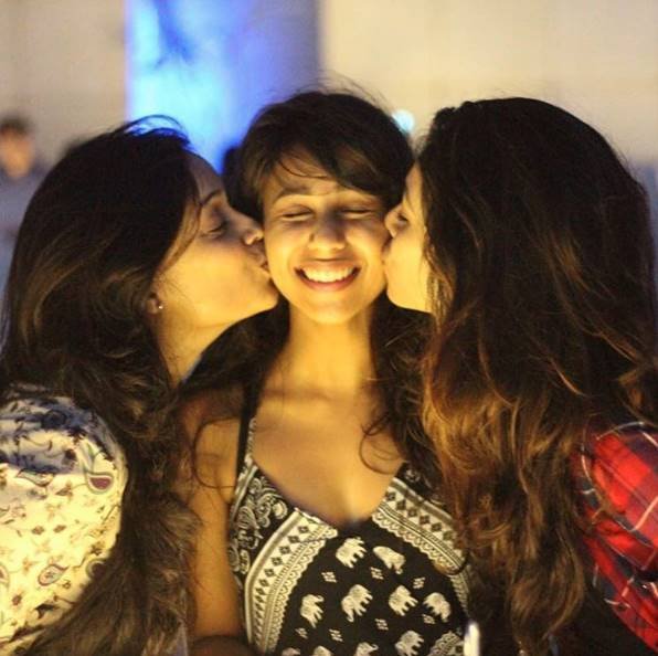 हाल ही में श्वेता पिंक कलर की मेटर्निटी ड्रेस में अपने हस्बेंड के साथ नजर आई थीं।