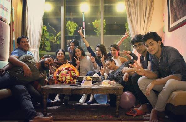 दरअसल इन दिनों प्रेग्नेंसी के दूसरे ट्राइमेस्टर में चल रहीं श्वेता का 3 अक्टूबर को बर्थडे था। इस मौके को खास बनाने के लिए उनकी टीम के सभी करीबी दोस्त वहां मौजूद थे।