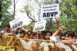 विधि संकाय छात्रों के पक्ष में उतरी परिषद, परिसर में पुख्ता रही सुरक्षा व्यवस्था