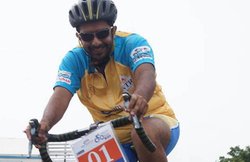 बेंगलुरु एयरपोर्ट पर पैरा-साइकलिस्‍ट आदित्‍य से जबर्दस्‍ती निकलवाया कृत्रिम पैर, खून रिसने पर भी नहीं पसीजे अधिकारी