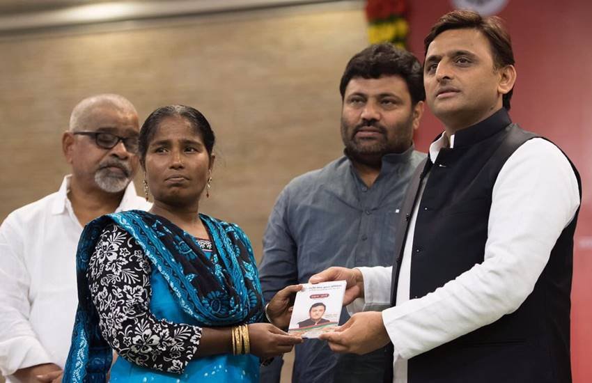 Akhilesh Yadav, Narendra Modi, Ration card, National Food Security Scheme, NFSS, Central Schemes, 2 Rs Wheat, 3 rs Rice, Food Grains, Samajwadi Party, BJP, Uttar Pradesh, India, Jansatta