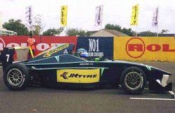 जेके टायर रेसिंग: तीसरी जीत के बाद अनिंदित रेड्डी चोटी पर, खिताबी मुकाबला हुआ त्रिकोणीय