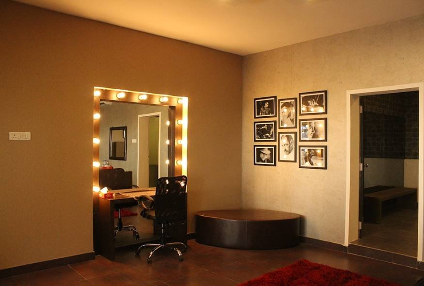 सलमान खान के इस शो के बेहद खास होस्ट हैं। सलमान से पहले यह शो शिल्पा शेट्टी, अमिताभ बच्चन भी होस्ट कर चुके हैं।