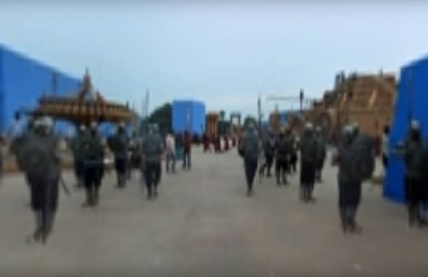 Bahubali 2 behind the scenes Video: सामने आई आलीशान सेट की असलियत, सीन छोड़कर बातों में लगे कटप्पा Bahubali 2 behind the scenes Video: सामने आई आलीशान सेट की असलियत, सीन छोड़कर बातों में लगे कटप्पा