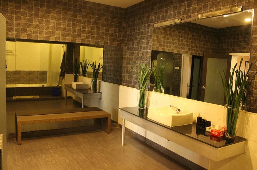 बिग बॉस का एक सीजन सलमान खान ने संजय दत्त के साथ मिलकर होस्ट किया था।