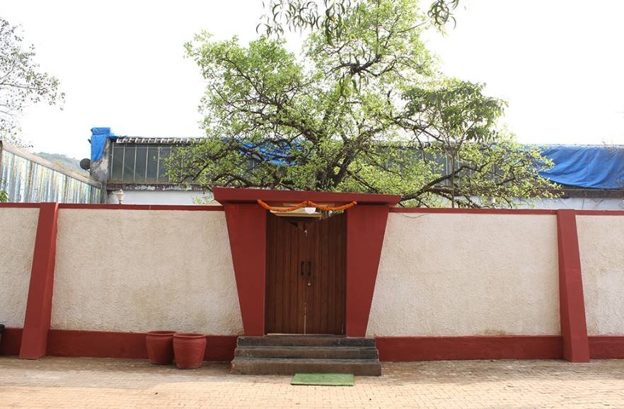 अंदर से आलीशान और बाहर से सिंपल दिखता है सलमान का यह घर।