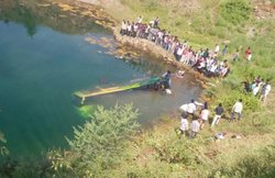 रतलाम: 40 यात्रियों को ले जा रही बस खाई में गिरी, 17 की मौत, राहत कार्य जारी