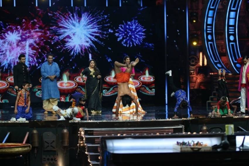 Baba Ramdev, Ramdev Yoga, Yoga Guru, Ramdev Dance, Ramdev Yoga Moves, Yoga Dance, Ramdev funny, Super Dancer, Funny Photos, Social Media, Jansatta