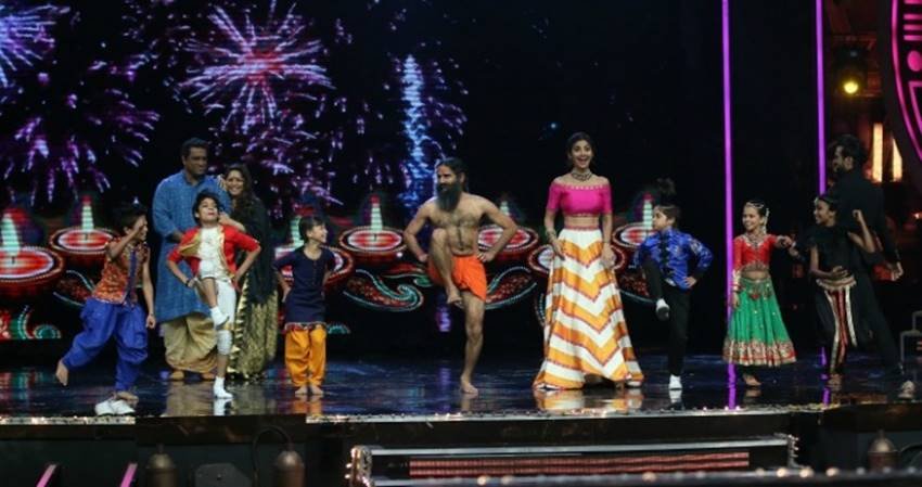 Baba Ramdev, Ramdev Yoga, Yoga Guru, Ramdev Dance, Ramdev Yoga Moves, Yoga Dance, Ramdev funny, Super Dancer, Funny Photos, Social Media, Jansatta