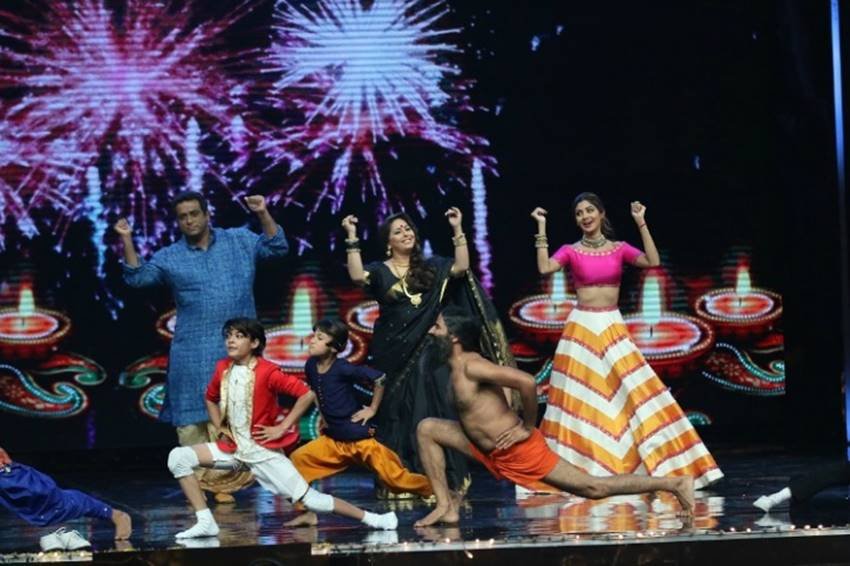 Baba Ramdev, Ramdev Yoga, Yoga Guru, Ramdev Dance, Ramdev Yoga Moves, Yoga Dance, Ramdev funny, Super Dancer, Funny Photos, Social Media, Jansatta