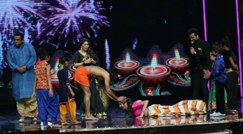 Baba Ramdev, Ramdev Yoga, Yoga Guru, Ramdev Dance, Ramdev Yoga Moves, Yoga Dance, Ramdev funny, Super Dancer, Funny Photos, Social Media, Jansatta