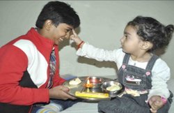 भाई दूज पूजा शुभ मुहूर्त 2016: भाई को टीका करने के लिए कौन सा समय है सबसे शुभ, क्या है पूजा विधि