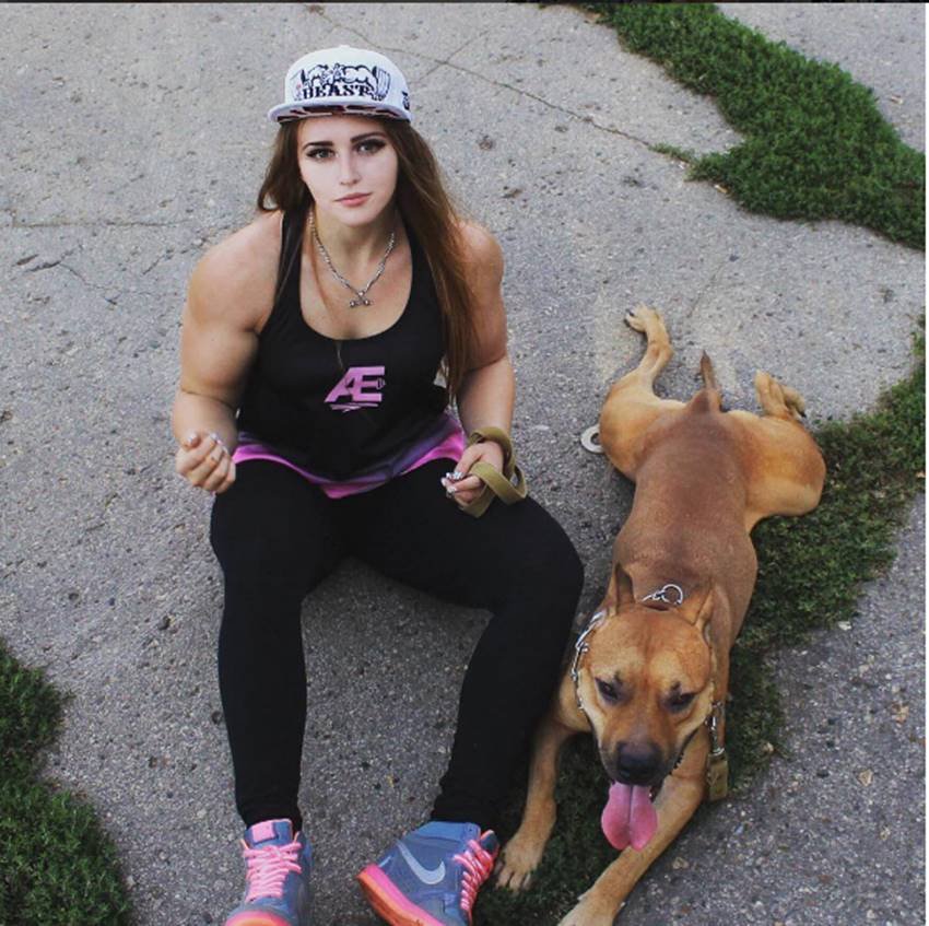 इन दिनों इंस्टाग्राम पर एक खूबसूरत महिला बॉडी बिल्डर खूब सुर्खियां बटोर रही है। जूलिया विंस नाम की इस खूबसूरत बॉडी बिल्डर के तीन लाख पच्चीस हजार इंस्टाग्राम फॉलोवर्स हैं। जूलिया विंस ने अपना नाम 'मसल्स बार्बी' रखा है। जूलिया ने मात्र 20 साल की उम्र में वर्ल्ड पॉवरलिफ्टिंग कांग्रेस में 215 किलो वजन उठाकर रिकॉर्ड तोड़ा था। (Photo: Instagram)