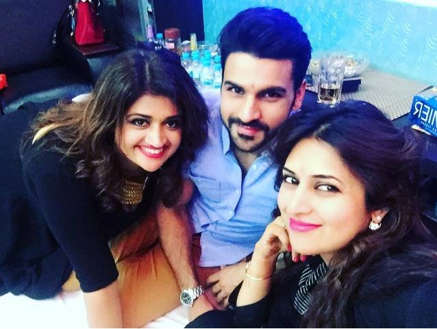 टीवी वाली पम्मी आंटी के साथ दिव्यांका और विवेक।