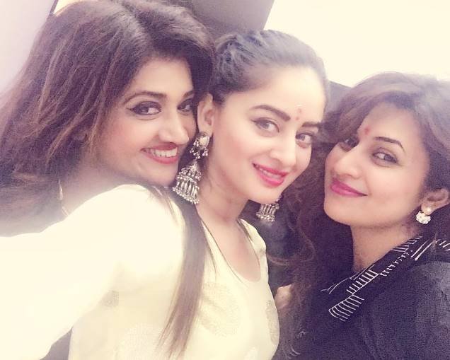 ये है मोहब्बतें की पम्मी आंटी के साथ 'इशिता' दिव्यांका त्रिपाठी के साथ माही विज।