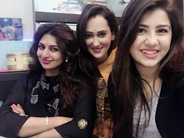 अपनी ऑन स्क्रीन बेटी के साथ दिव्यांका त्रिपाठी।