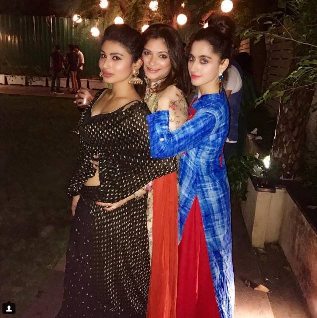 मौनी रॉय ब्लैक ड्रेस में बेहद ग्लैमरस लग रही थीं।