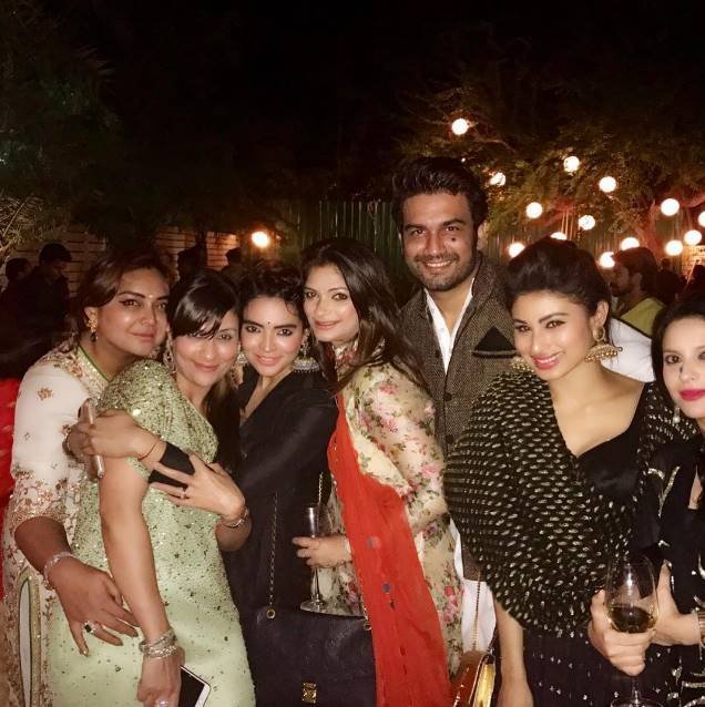 सभी स्टार्स ने एक दूसरे की कंपनी को खूब इंजॉय किया।