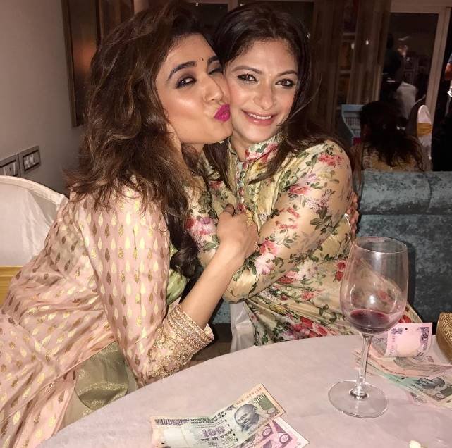 करिश्मा तन्ना का रेड लिप्स्टिक वाला पाउट।