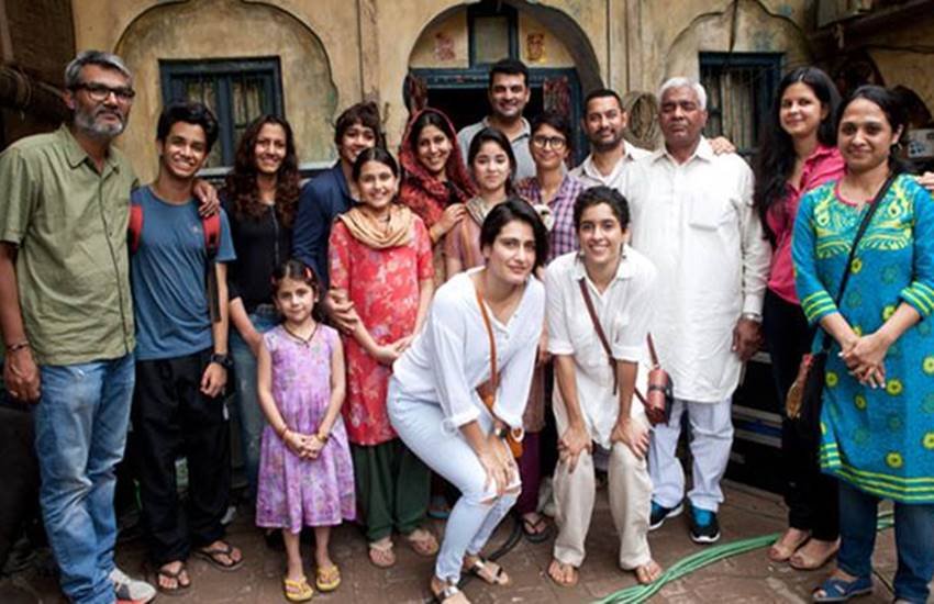 फोगट परिवार के साथ दंगल फिल्म की टीम।