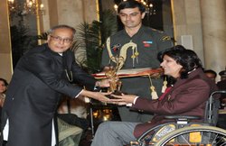 फ्लाइट लेट हुई तो एयरहोस्टेस ने पैरालंपिक सिल्वर मेडलिस्ट से कहा- स्वीटहार्ट चिल, बाद में मांगी माफी