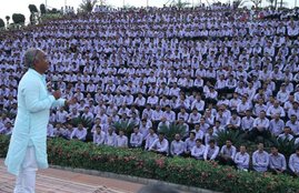 Diwali 2016, Savji Dholakia, Savji Dholakia diwali bonus, Surat diamond businessman, Surat Diamond merchat Diwali Bonus, Hari Krishna Exports, Diwali, Diwali 2016 bonus rate, Savji Dholakia life, jansatta