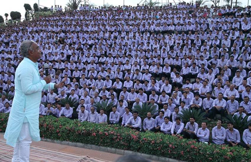 Diwali 2016, Savji Dholakia, Savji Dholakia diwali bonus, Surat diamond businessman, Surat Diamond merchat Diwali Bonus, Hari Krishna Exports, Diwali, Diwali 2016 bonus rate, Savji Dholakia life, jansatta Diwali 2016, Savji Dholakia, Savji Dholakia diwali bonus, Surat diamond businessman, Surat Diamond merchat Diwali Bonus, Hari Krishna Exports, Diwali, Diwali 2016 bonus rate, Savji Dholakia life, jansatta