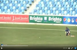 थॉमस गेंद पकड़ने लपके तो उनका नकली पैर बाहर छिटक गया। (ट्विटर वीडियो स्क्रीनग्रैब)