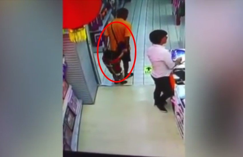 बीजिंग में यह पिता-बेटा सुपरमार्केट में शॉपिंग करने के लिए आए थे।
