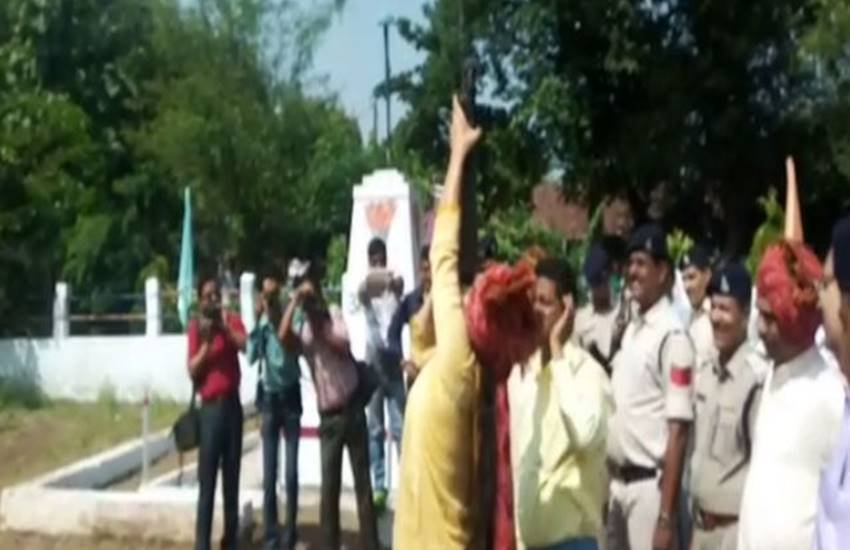 फायरिंग करतीं डीएम स्वाति मीणा। 