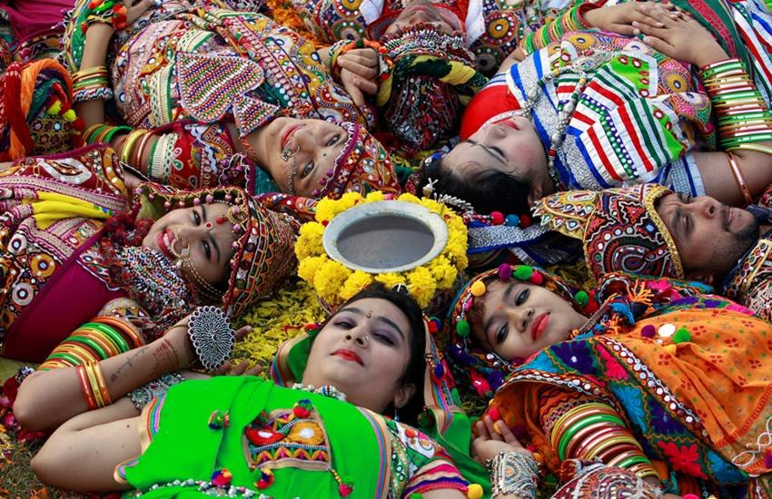 गरबा डांस करती युवतियां। (Photo-REUTERS)
