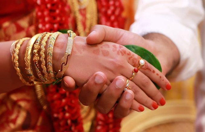वास्तु शास्त्र: विवाह में हो रही देरी को खत्म करने के लिए करें ये पांच उपाय!