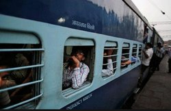 इस महीने रेल यात्रियों को मिलेगा एक पैसे में 10 लाख का बीमा