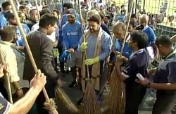 भारतीय क्रिकेटर्स ने बीसीसीआई अध्यक्ष अनुराग ठाकुर के साथ ईडन गार्डन में लगाई झाड़ू