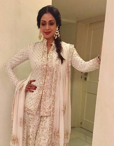 श्रीदेवी ने इस मौके पर व्हाइट शरारा ड्रेस पहनी थी। व्हाइट और गोलड्न का यह कॉम्बिनेशन बेहद खूबसूरत लग रहा था।