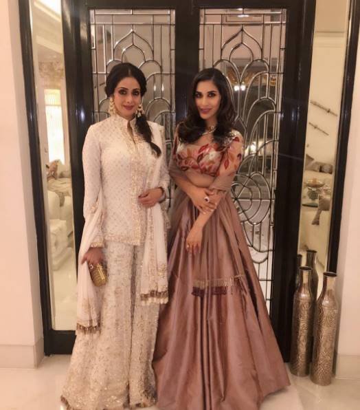 मॉडल और एक्ट्रेस सोफी चौधरी के साथ श्रीदेवी। यह तस्वीरें डिजाइनर मनीष मल्होत्रा ने शेयर की थीं।