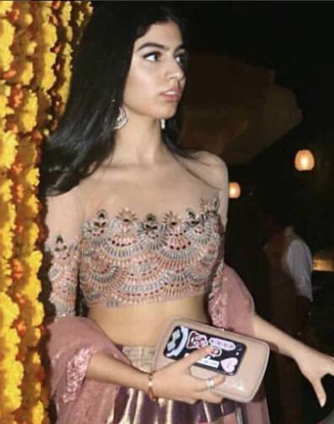 जाह्नवी अकसर ही अपने स्टाइलिश लुक के लिए खबरों में रहती हैं।