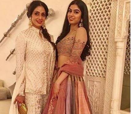 दिवाली की एक तस्वीर श्रीदेवी ने शेयर की थी। मां-बेटी की कुछ तस्वीरें डिजाइनर मनीष मल्होत्रा ने भी शेयर की थीं।