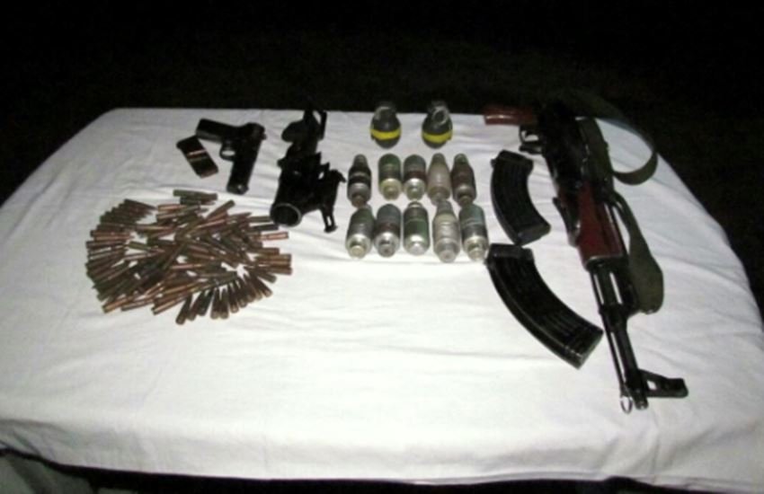 जैश ए मोहम्मद के आतंकियों के पास से बरामद हथियार। (फोटो-ANI)