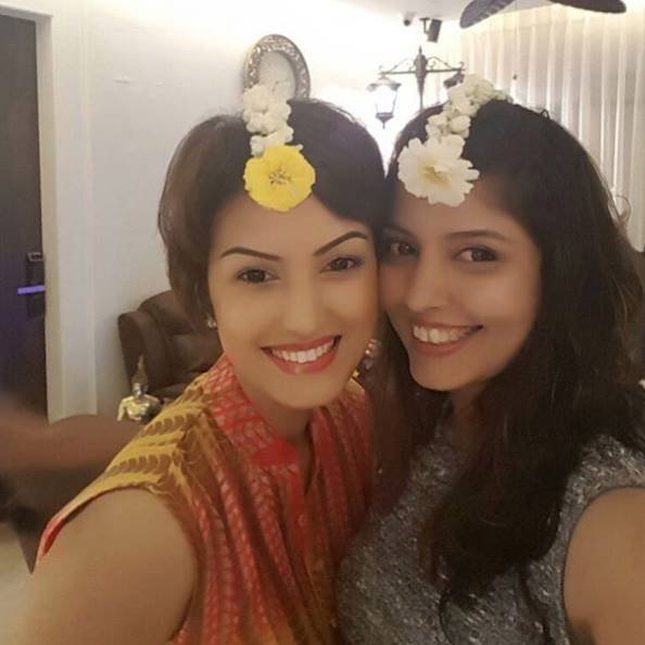 करवा चौथ पर निशा ने एक छोटी से पार्टी रखी जहां सभी ने फूलों वाली ज्वेलरी पहनी थी।