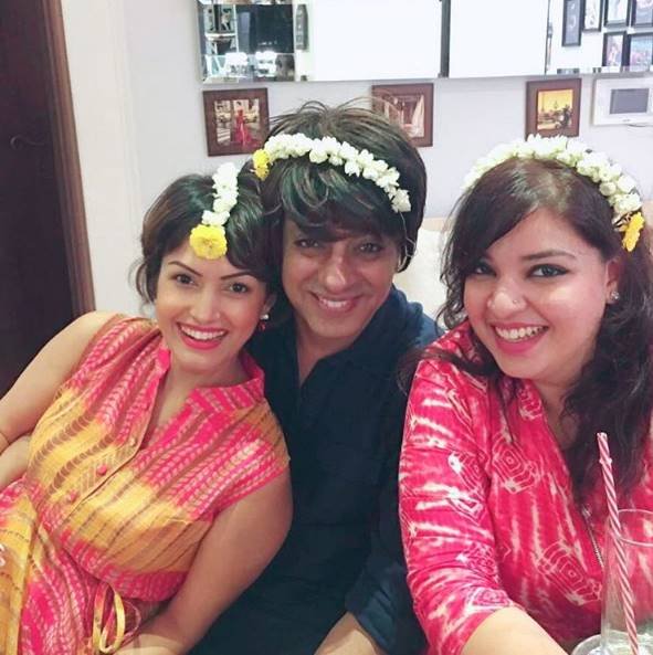 रोहित ने फूलों के गजरों को बड़ी ही स्टाइल से कैरी किया था।